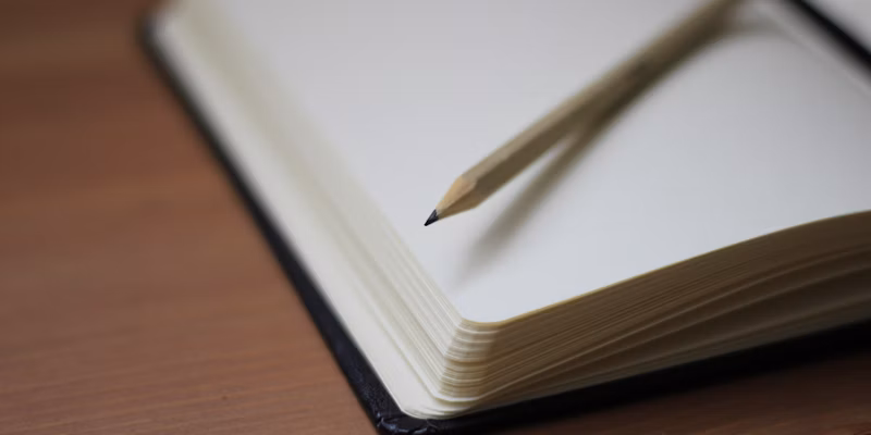 Aufgeschlagenes Notizbuch mit Bleistift
