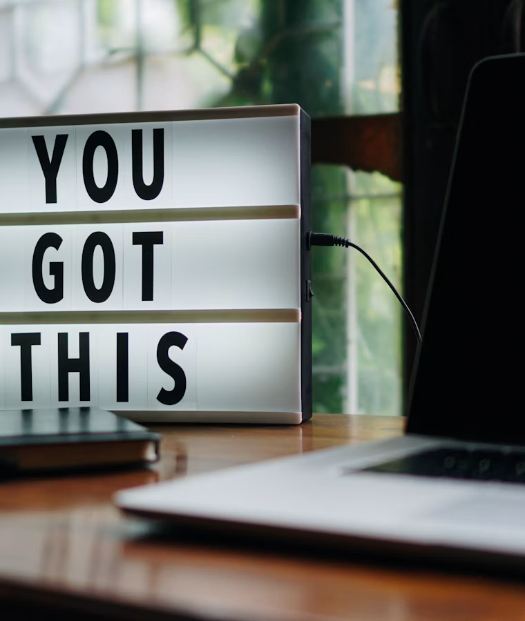 Leuchttafel mit der Aufschrift «You got this» neben einem Laptop